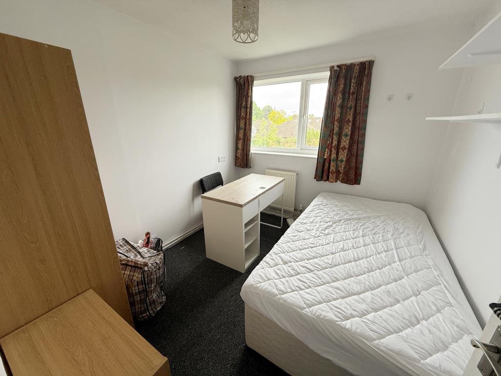 Lot: 135 - HMO FOR INVESTMENT - Bedroom five
